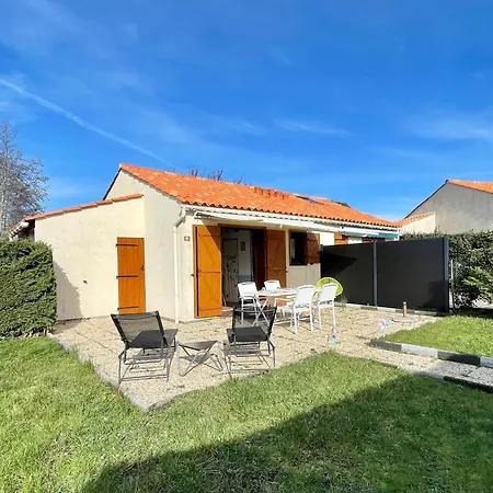 Maison De Avec Piscine Chauffee A 800m De La - Fr-1-231-315 Holiday home Brem-Sur-Mer