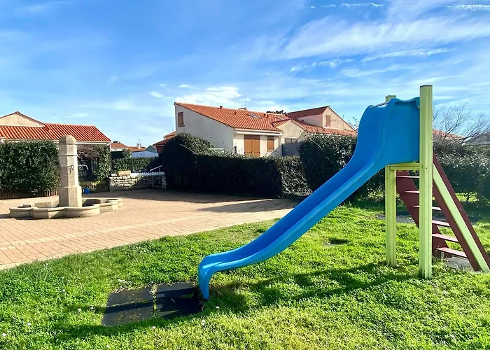 Maison De Avec Piscine Chauffée à 800m De La - Fr-1-231-315 Hébergement de vacances