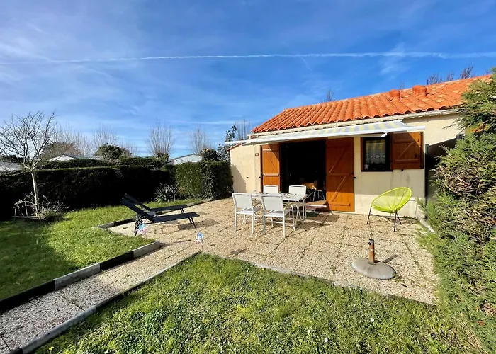 Hébergement de vacances Maison De Avec Piscine Chauffée à 800m De La - Fr-1-231-315 Brem-sur-Mer